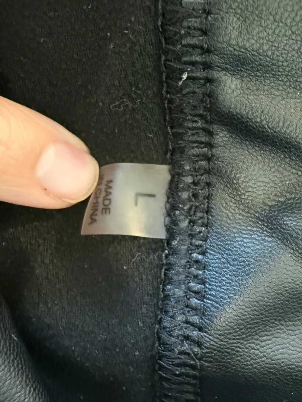 High-waisted faux leather leggings in black. Size L - Picture 4 of 6